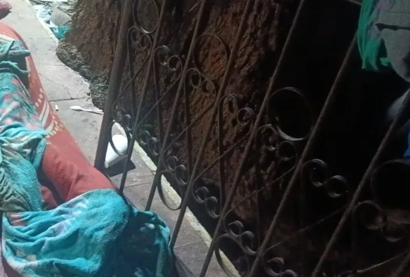 Vendedor de agua helada es sorprendido por la muerte en un callejón del mercado Oriental