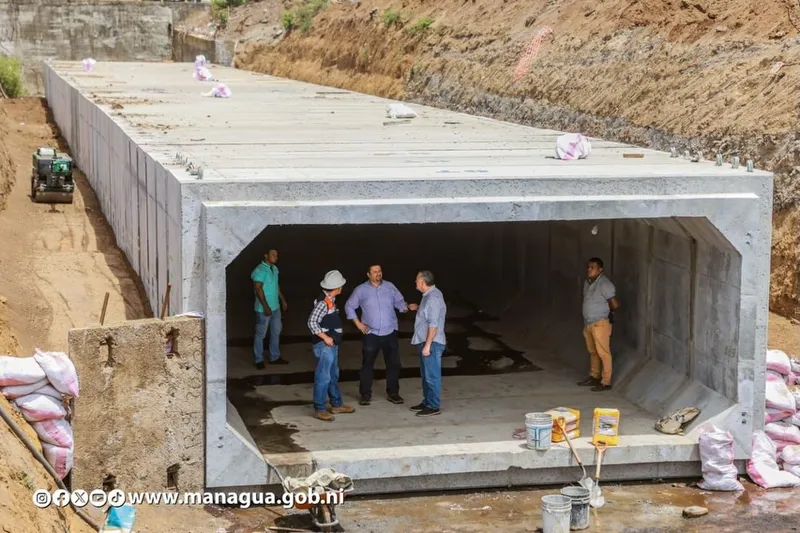 Reportan importantes avances en el drenaje y saneamiento del Tramo II de la Pista Héroes de la Insurrección