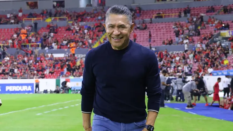 Nacho Ambriz apuesta por Raúl Jiménez y la “Hormiga” González como los delanteros para el Mundial