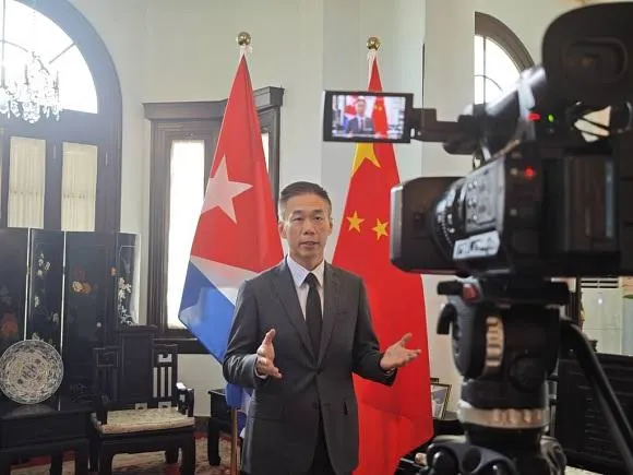 Embajador chino ratifica apoyo de su país a Cuba: "Seguiremos alzando la voz por la isla"