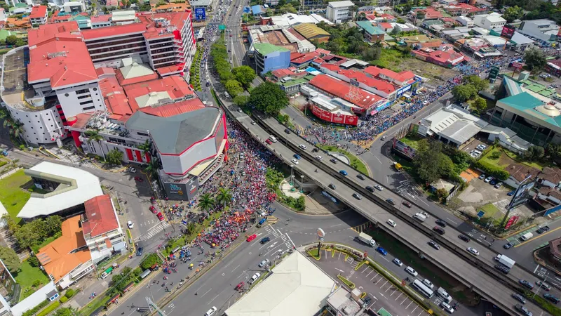Comunidad universitaria de Costa Rica protesta en defensa de la educación y rechazar los recortes al presupuesto
