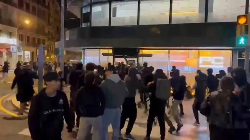 Saquean la tienda de PcComponentes en Barcelona durante los disturbios