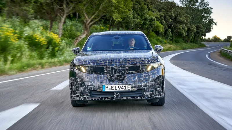 Se filtra el nuevo SUV eléctrico de BMW justo antes de ser presentado: el igual que el iX3, pero en versión coupé
