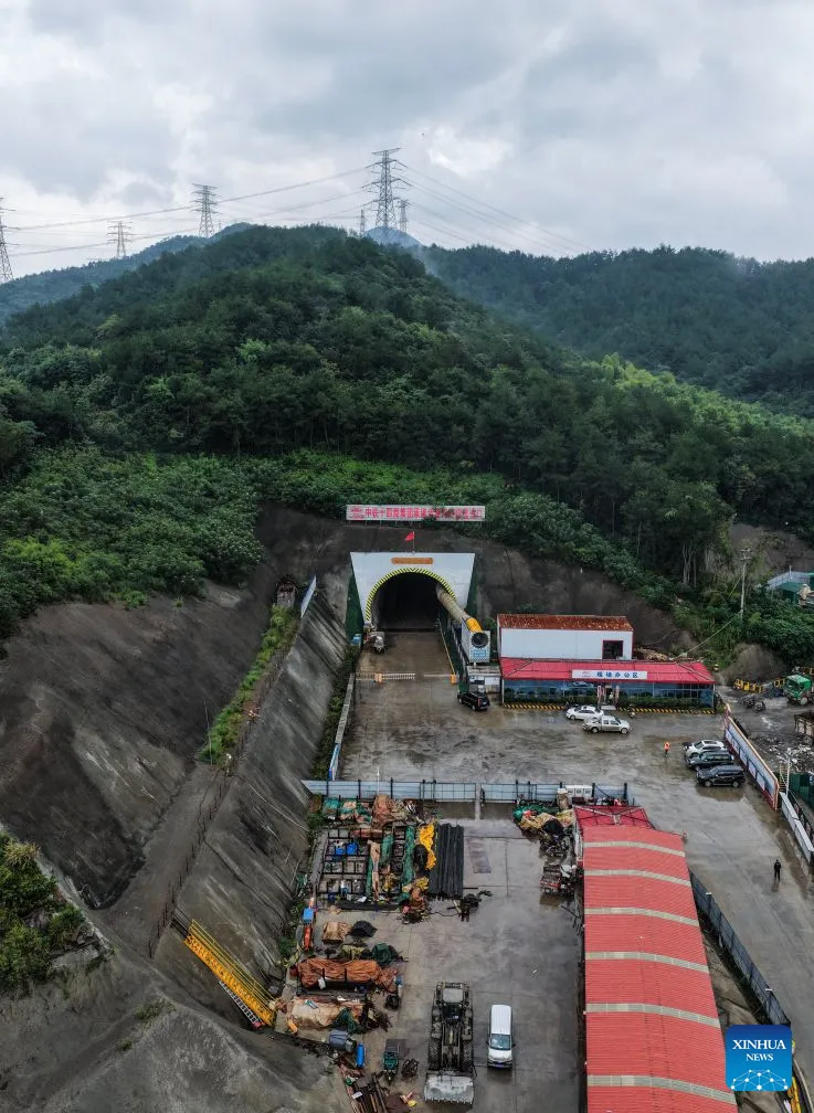 Concluye la excavación de la sección terrestre del túnel submarino de Jintang, en Zhejiang
