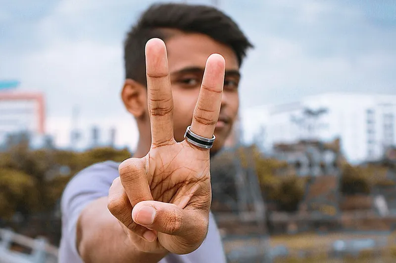 Los expertos advierten que hacer el símbolo de la victoria en selfis es ahora un riesgo de seguridad por culpa de la IA