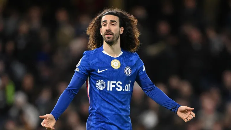 Cucurella aún espera al Barça, pendiente de Balde