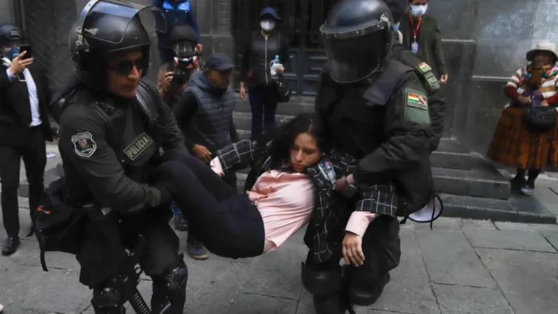 Diputados argentinos exigen explicaciones a Milei por envío militar a Bolivia en medio de...