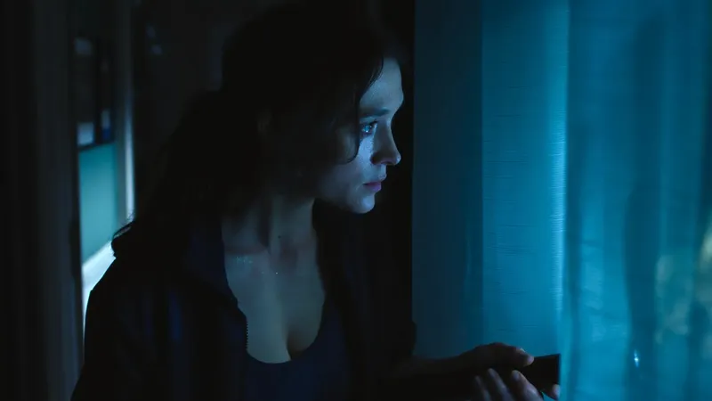 Netflix estrena mañana un thriller psicológico de ocho episodios basado en un libro de éxito