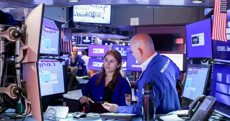 Wall Street retrocede por nuevas ventas en fabricantes de chips y cautela sobre la IA