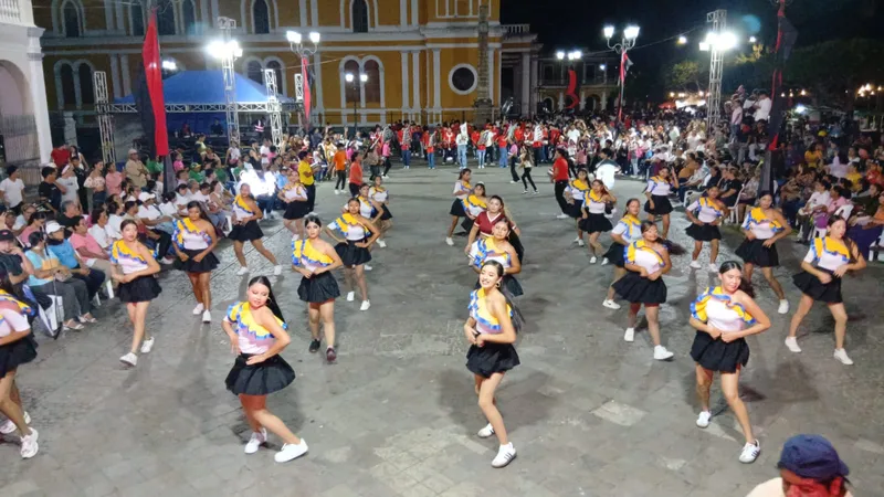 Granada se viste de fiesta para conmemorar el Día de la Alegría Nacional
