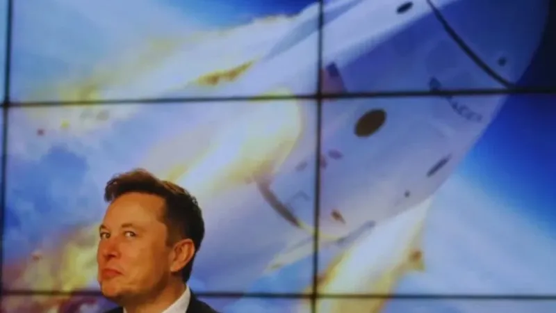 Elon Musk quiere llevar la capacidad de cómputo de su imperio de IA hacia los 10 GW antes de terminar 2027. El problema es que las grandes turbinas de gas están prácticamente vendidas hasta 2030, así que SpaceX ha decidido fabricar por su cuenta algunas de sus piezas más difíciles