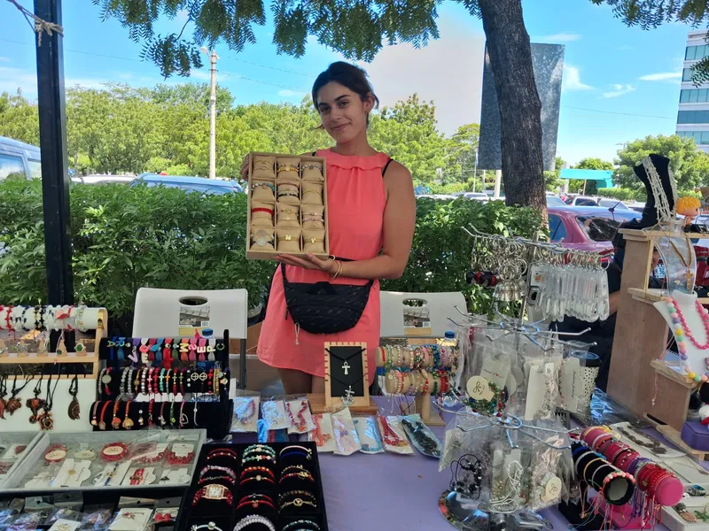 Jóvenes Emprendedores ofertan sus productos en feria
