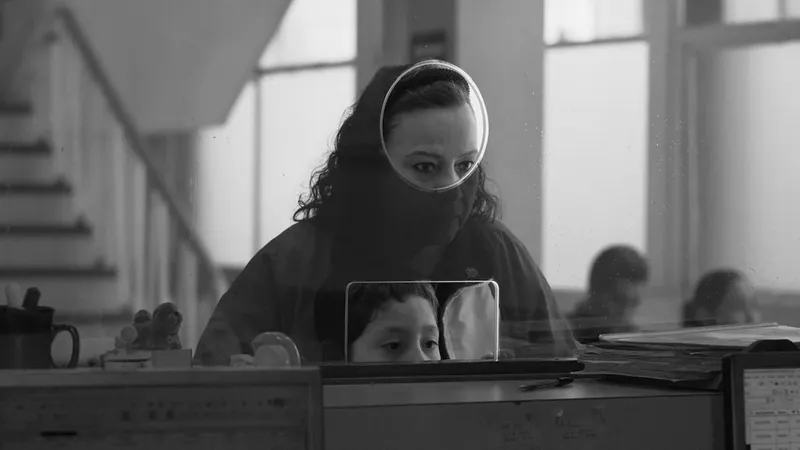 "Una delicada y precisa fábula sobre el descubrimiento del dolor": se estrena en cines 'Moscas', alabada por la crítica