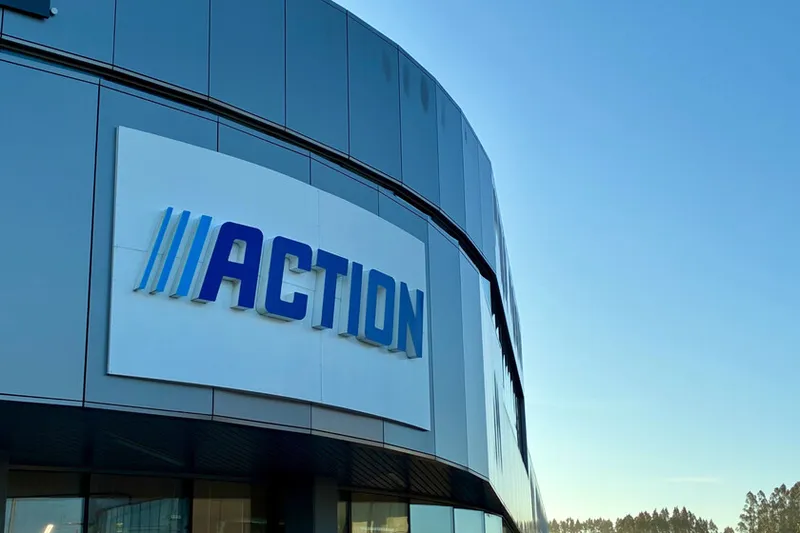 Action tiene un localizador que cuesta cinco veces menos que un AirTag. Funciona con iPhone y lo puedes colgar en un llavero