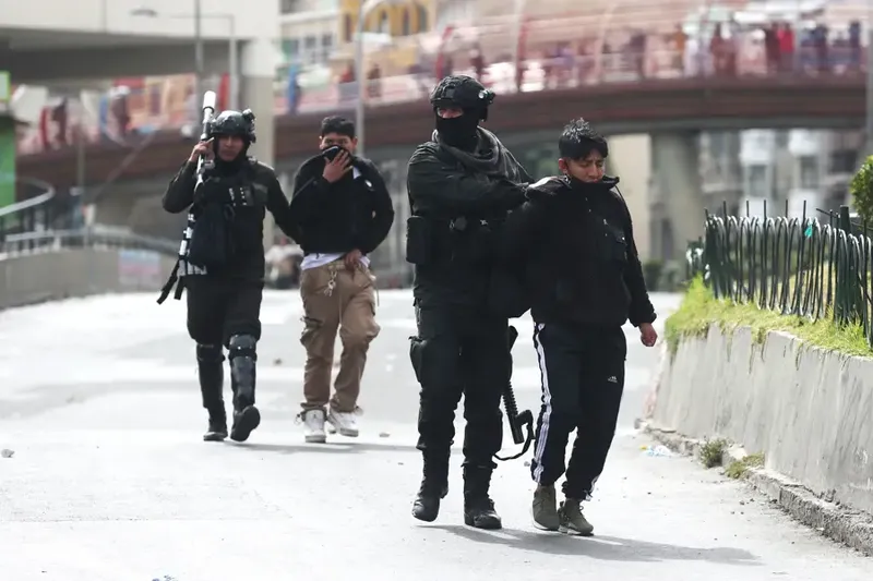 Denuncian envío de material represivo de Argentina para contener la rebelión popular en Bolivia