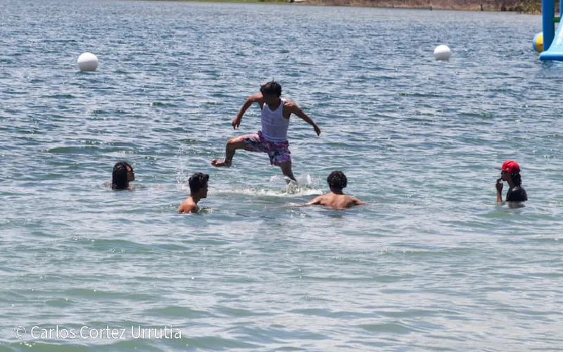 Aguas refrescantes y relajantes se disfrutan en la laguna de Xiloá