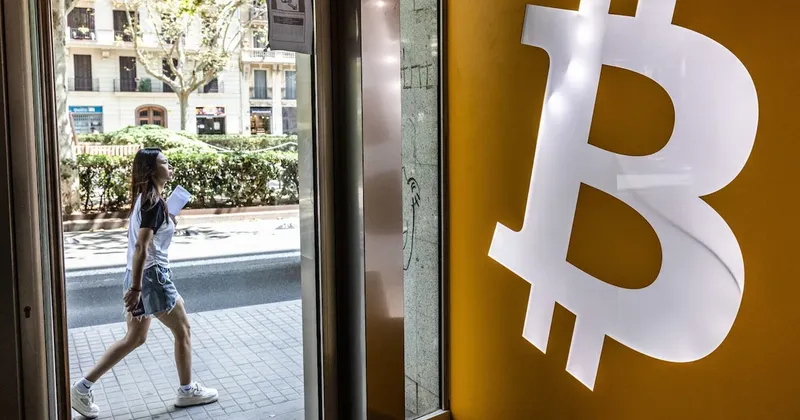 Bitcoin cae a su nivel más bajo en 21 meses por temores sobre las tasas de la Fed