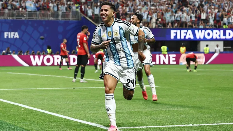 Un gol agónico de Enzo Fernández clasificó a Argentina a cuartos de final