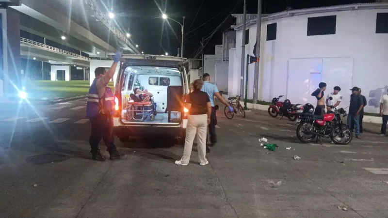 Dos lesionados en violento choque de motos en Paso a Desnivel Julio Buitrago