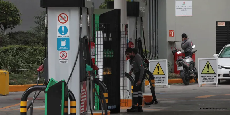 Recortan estímulos fiscales a gasolinas; automovilistas pagarán más de un peso extra por litro