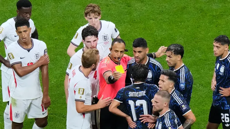 ¿Cómo fue el arbitraje del partido entre Argentina e Inglaterra por las semifinales del Mundial de 2026?