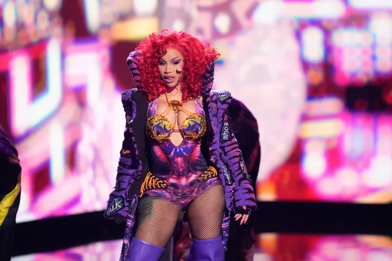 Cardi B celebra sus raíces dominicanas en su nuevo tema “Ah ha!”