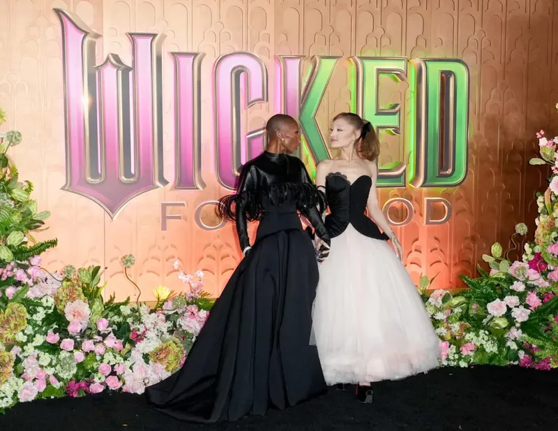 Ariana Grande y Cynthia Erivo protagonizan reencuentro sorpresa de ‘Wicked’ durante gira Eternal Sunshine en Londres