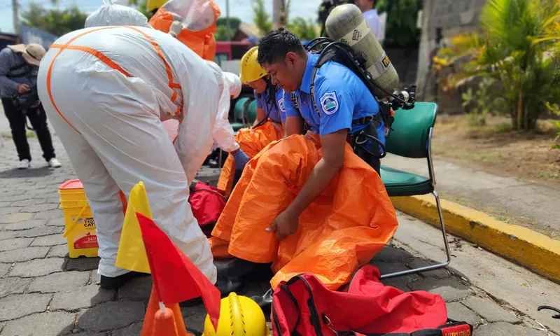 Bomberos fortalecen técnicas de rescate ante sustancias peligrosas