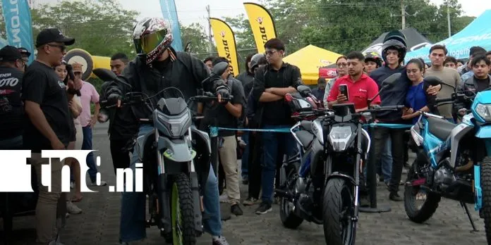 Aficionados al motociclismo viven pruebas de manejo en la CF Moto Experience