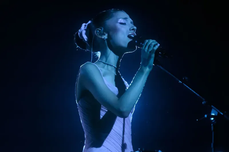 Ariana Grande supera $100 millones en ingresos brutos con su Eternal Sunshine Tour