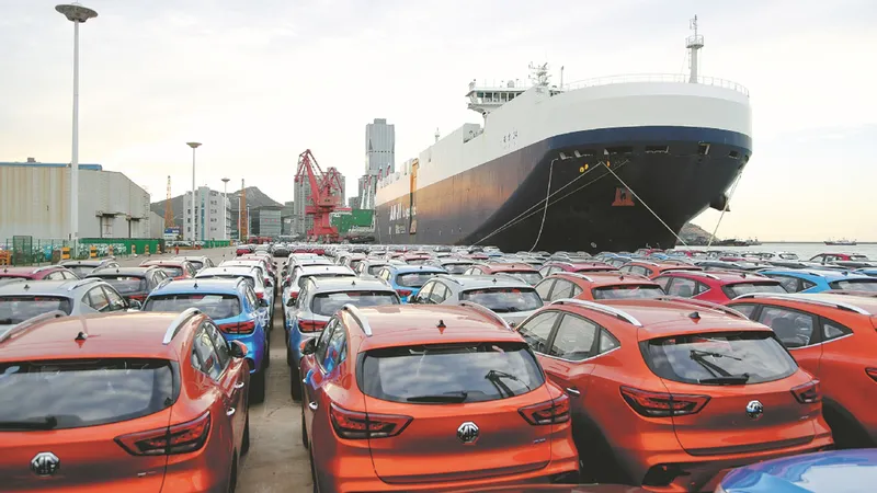 El problema del que pocos hablan: China exporta tantos coches eléctricos que ya faltan barcos para moverlos