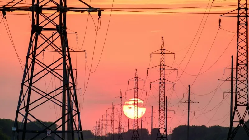 La paradoja energética de Francia: sobra tanta electricidad que su precio cae bajo cero, pero los consumidores siguen pagando más