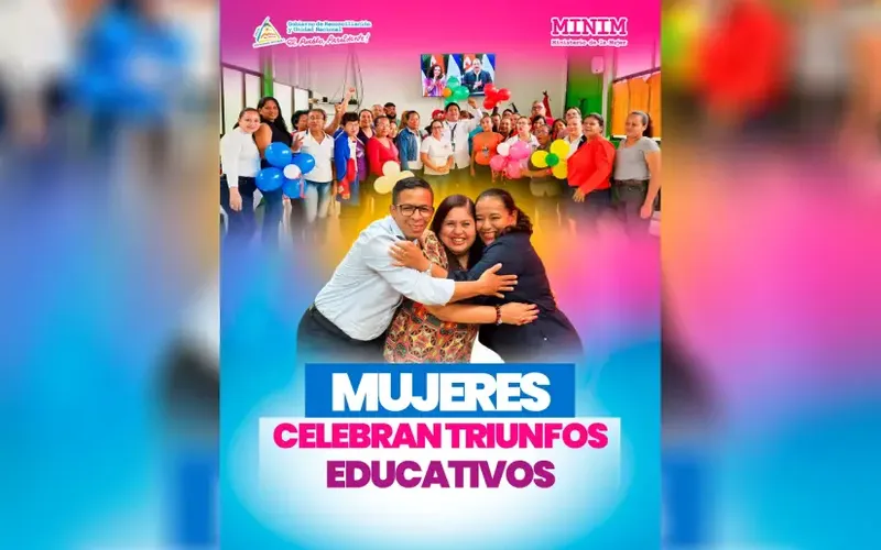 Mujeres celebrando victorias educativas