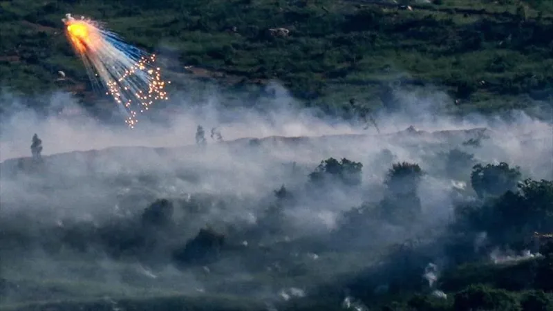 Israel ataca el sur del Líbano con bombas de fósforo; hay fuertes choques