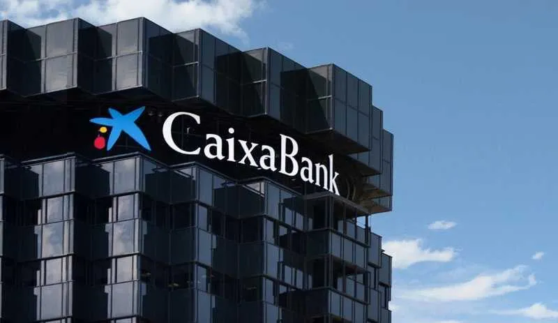 CaixaBank da un giro histórico: se alía con Google hasta 2033 para revolucionar la banca con IA