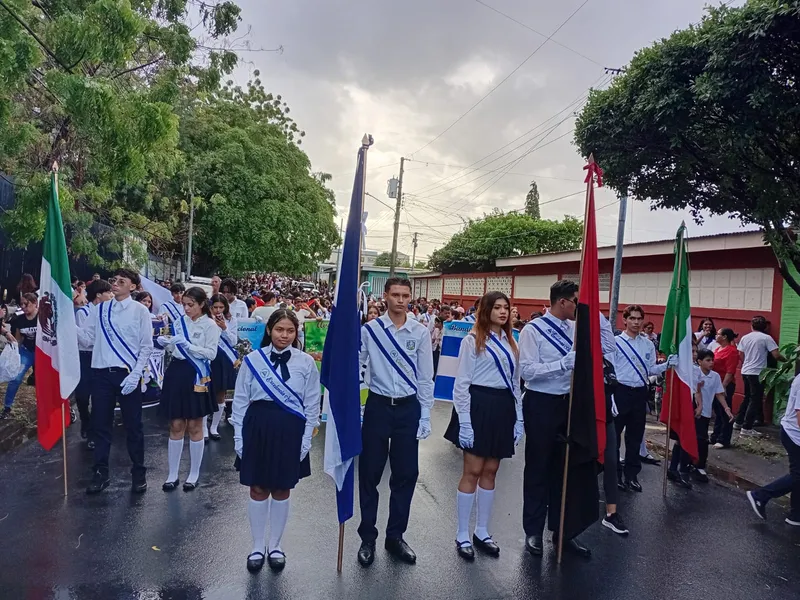 Estudiantes del Colegio Experimental México conmemoran la Cruzada Nacional de Alfabetización con desfile patrio