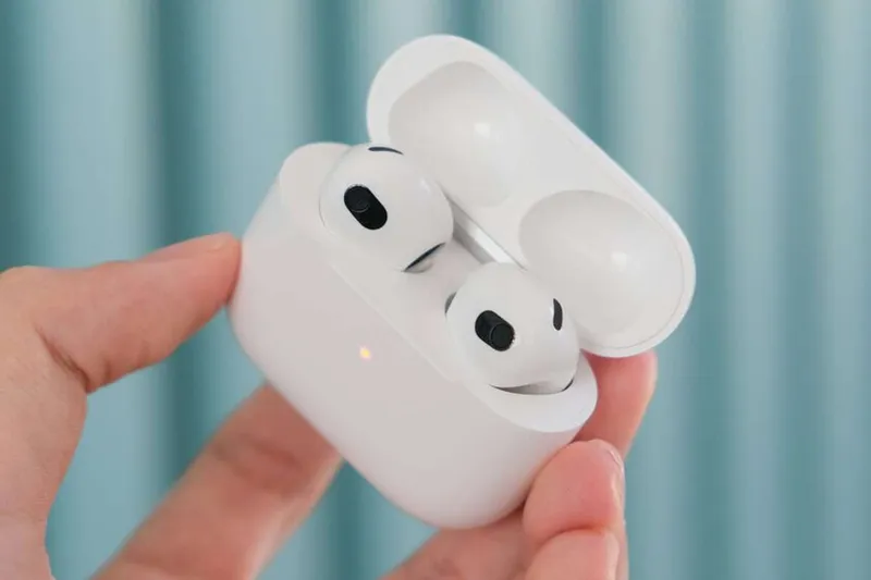 El Prime Day tira por los suelos el precio de los AirPods 4. La diferencia entre modelos deja un ganador indiscutible