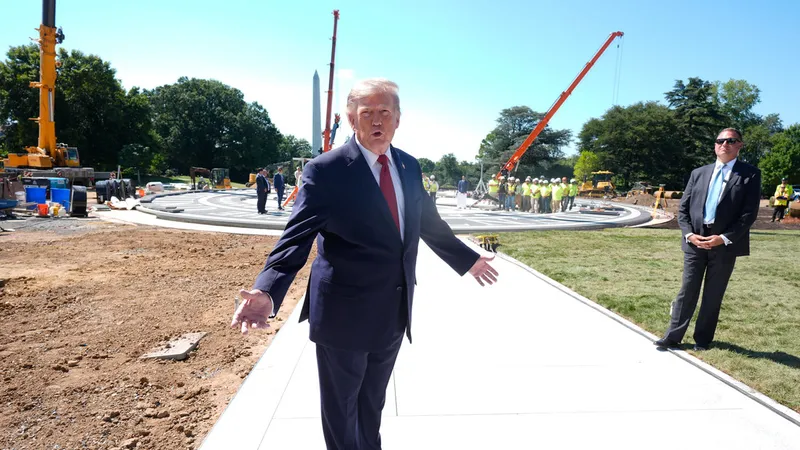 "Si eres hierba, eres muy feliz": Trump muestra las obras de la Casa Blanca