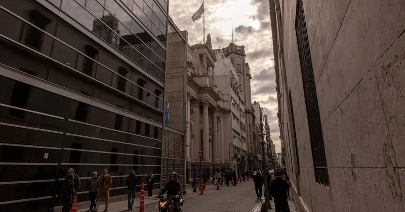 S&P mejora calificación de Argentina y destaca acceso a liquidez