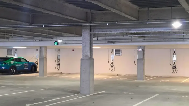 Un sueño en España: el complejo estadounidense de apartamentos con más de 60 cargadores para coches eléctricos