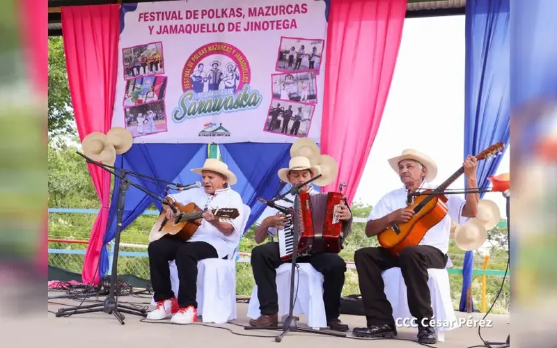Acordeones y guitarras desafían al olvido en las montañas del norte de Nicaragua