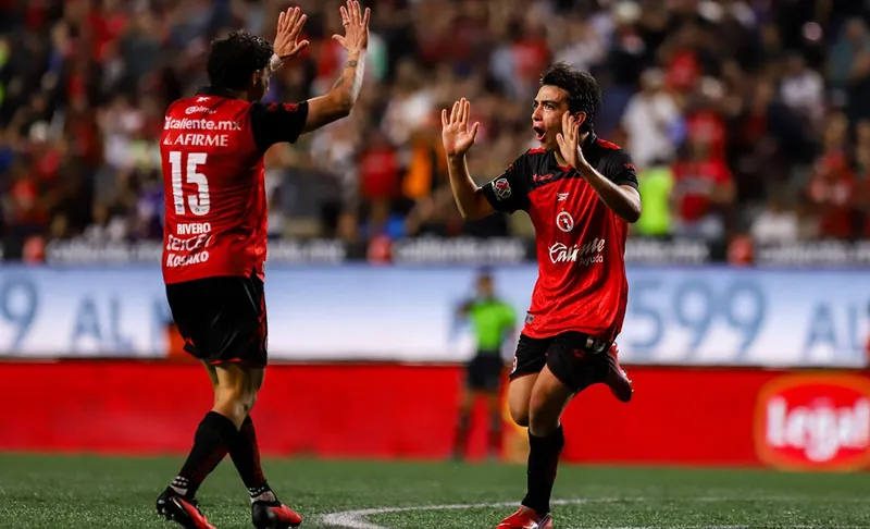 Con gran noche de Gilberto Mora, Xolos frenó a Cruz Azul