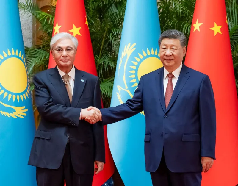 Xi se reúne con presidente kazajo en Shanghai