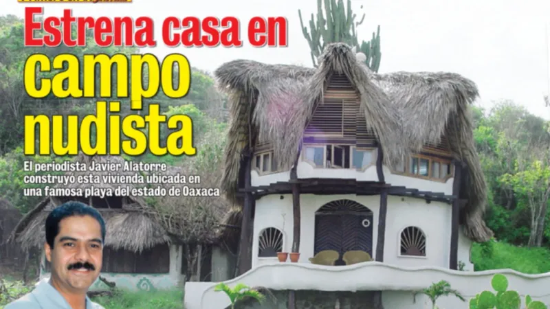 Al interior de la cabaña que Javier Alatorre construyó frente a la playa nudista de Zipolite