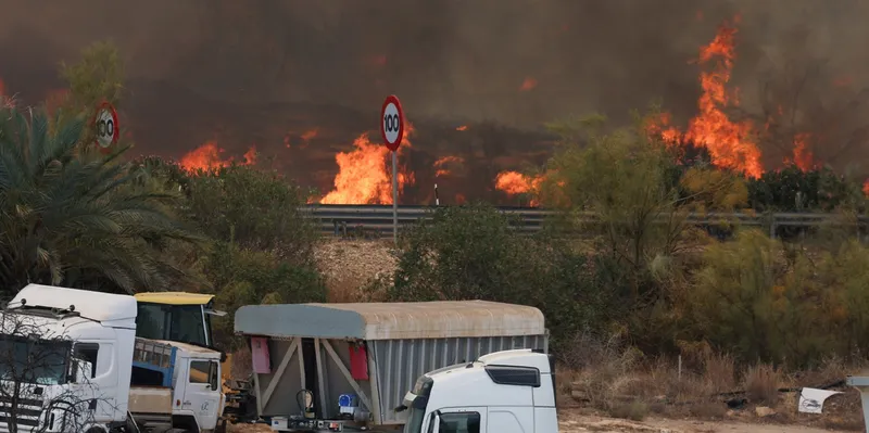 Incendio en Almería deja al menos 12 muertos y decenas de desaparecidos
