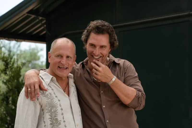 Hoy en Apple TV, la rocambolesca historia (y con tintes reales) de Matthew McConaughey y Woody Harrelson como hermanos