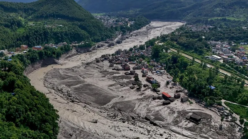 Reportan al menos 150 muertos por inundaciones en Nepal