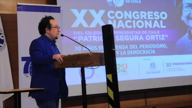 Congreso de periodistas en Chile aborda noticias falsas y granjas de bots