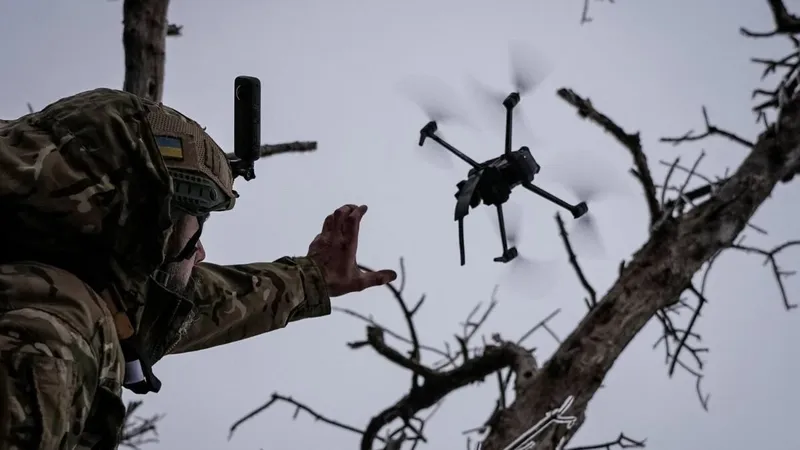 Un misil falló en Yemen y, horas después, sus desarrolladores volvieron a Claude para averiguar por qué. Anthropic encontró el mismo patrón en drones rusos y proyectos chinos: la IA ya está entrando en los equipos de ingeniería militar