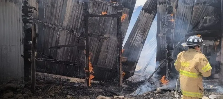 Voraz incendio reduce a cenizas dos viviendas en Estelí
